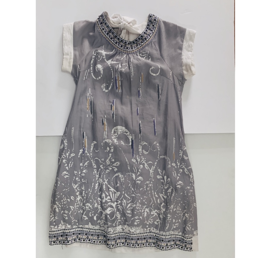 Short grey dress w/ abstract design & keyhole back